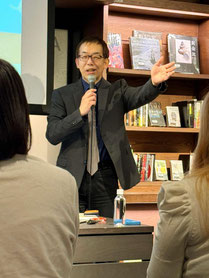 写真はイメージです(2024年11月梅田蔦屋書店での講演会の様子)