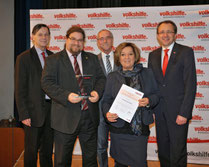 Prof. Dr. Hannes Bauer (Pensionistenverband), GR Mag. Klaus Bergmaier mit der Auszeichnung für die Stadt Krems, Volkshilfe-Präsident Prof. Ewald Sacher, LH-Stv.in Mag. Karin Renner, Bgm. Mag. Matthias Stadler. Foto:zVg