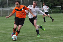 Verfolgungsjagd: Sedat Kilicarslan (l.) muss sich gegen Polsums Matthias Heitkamp wehren. Foto: Andre Hilgers