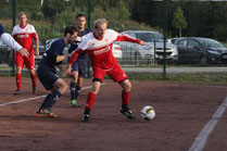 Teutonias Christian Brinker (r.) schirmt hier den Ball gegen den Horneburger Daniel Blum ab. Foto: Hilgers