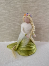 Handgefertigte Rapunzel aus Filz mit langem Zopf. Märchenhafte Dekoration aus Wolle für Jahreszeitentisch, Kinderzimmer oder als besonderes Geschenk für Kinder zur Babyparty.