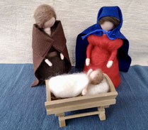 Handgemachte Weihnachtskrippe aus Filz mit Maria und Josef. Waldorfkrippe als schlichte Weihnachtsdeko mit liebevoll gefertigten Krippenfiguren aus Filz.
