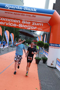 Der Bundestrainer und Christian beim glorreichen Zielleinlauf zu Platz 7. Copyright Sparda-Münster City Triathlon
