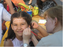 Die Einweihung des Spielplatzes zaubert ein Lächeln auf die Gesichter der Kinder.