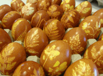 Eier mit Zwiebelhäuten gefärbt