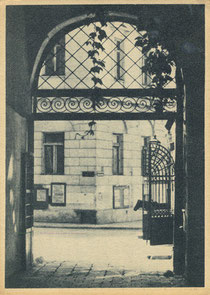 Vilnius. Universiteto vartai. Nuotr. P. Karpavičiaus. 1948m. / Vilnius. University gate. Photo by P. Karpavičius. 1948