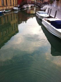 Der erste Glungezer-Glückstein wird in der Lagune von Venedig versenkt