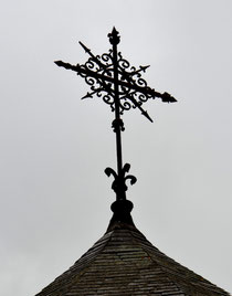 Amiens- Rue de l'Abbaye- Croix sur le chevet de l'église Saint-Roch