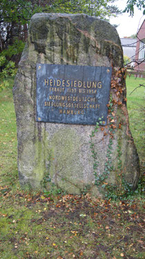 Heidesiedlung-Stein auf dem Gelände der Grundschule An der Heide