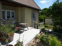 l'appartement donne accès direct à une terrasse équipée d'une table de jardin et d'un barbecue