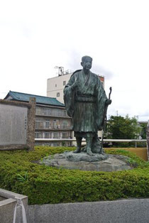 飯坂温泉　駅前広場は松尾芭蕉の像がお出迎え