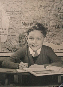 Photo de classe devant une carte de France