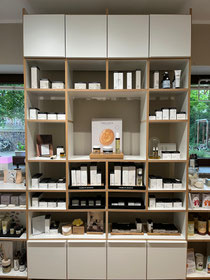 Team Dr Joseph Gesichtspflege Produkte in der Naturkosmetik Beratung bei Cura Prevent Leipzig. Nadine Kutzschebauch