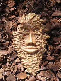 Keramik Gesicht Kopf in Rindenmulch roter Ton mit Patina 