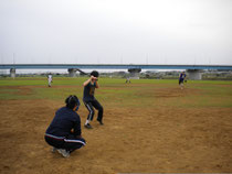 多摩川河川敷で草野球