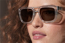 Frau mit Sonnenbrille und Transitionsgläsern