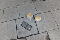 die beiden Stolperstein direkt vor der Verlegung