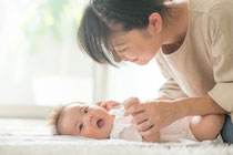 赤ちゃんの対応をする産後ヘルパーさん