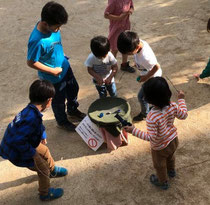 ベーゴマやベイブレードで遊ぶ子どもたち