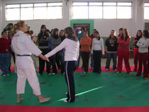 Aprendiendo defensa personal con Úrsula