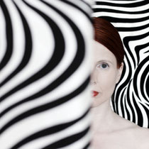 Manuela Deigert über mich fünfter Platz beim Fotowettbewerb des Themas Titelgewinner im Magazin Fotohits mit meinem halben Selbstportrait, der Vorder- und Hintergrund in psychedelischen schwarz weiß Muster