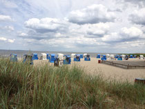 Blick über das Haff mit Strandkörben in blau-weiß