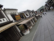 お店 みんな閉まってるしっ!!