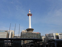 京都タワー 朝は晴れ午後曇り
