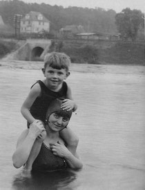 Mit Mutter in der Neisse, Sommer 1930
