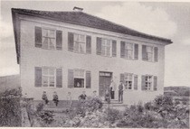 The first workshop was built in the 1830s by co-founder Heinrich Haff. In front of the house are Heinrich Haff with his brother-in-law the precision mechanic Fritz Reichart, who trained in Vienna, and some apprentices [3].