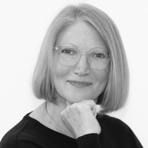 Porträt von Karin Randall, Vorsitzende MUS-E Deutschland e.V., lächelnd, helle Brille