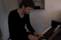 Olafur Arnalds spielt auf einem "präparierten" Klavier