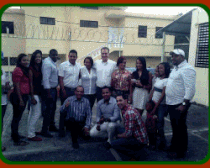 Nelson Espinal compartiendo con jóvenes
