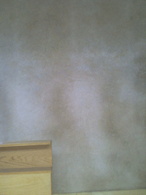 新 手の間に１面だけ塗られた原田さんの土壁。日田土に大小のスサがリズムをつける。これは塗ってすぐの乾く途中の壁の表情。