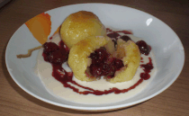 Süße Knödel mit Vanillesauce und Kirchen