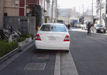 路上駐車　歩道に乗り上げ