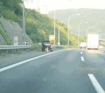 高速道路　故障　路肩　衝突