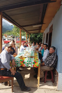 Gruppenfoto nach dem Essen