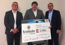 Uwe Köhler,Krombacher Verkaufsleiter (l.), überreichte an Ingo Jeschke und Stephan Goericke (r.) den Scheck.