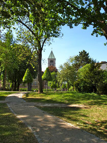 Blick vom alten Friedhof auf die Heilig-Geist-Kirche