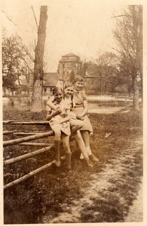 Frau Dorothea Tröster in Burgpreppach 1944 bei der Kinderlandverschickung (Mitte) - bitte durch Anklicken (2mal) vergrößern!