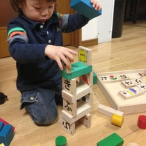 積木でどう遊ぶ 積んで崩して楽しい積木 郡上八幡ひらがな積み木nokubi