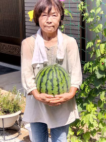 女将に抱えられたスイカ