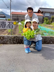自家菜園前で