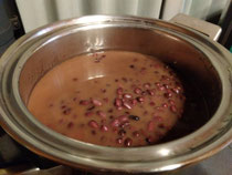 自家菜園の小豆を煮ています