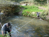 Gardes de l'ONEMA sur la Couze à Bayac