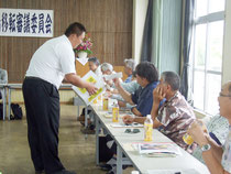 無記名投票を行う竹富町役場移転審議委員会=18日午後、市商工会館ホール
