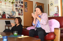 自宅で翔斗選手の活躍に手を叩いて応援する(左から)信笑さんとシゲさん=登野城