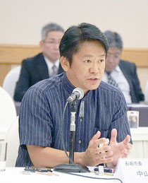 尖閣を抱える石垣市長の立場から法案成立に賛成する中山市長=6日午後、那覇市