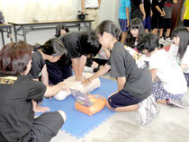 心肺蘇生、AEDを学ぶメンバー=市消防本部